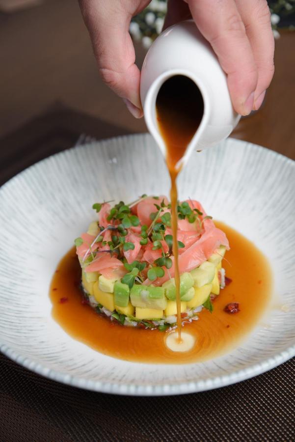 Royal Tulip Hotel & Casino, Tbilisi Luaran gambar Soy sauce being drizzled over a sushi dish