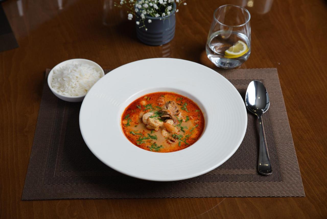 Royal Tulip Hotel & Casino, Tbilisi Luaran gambar A bowl of tom yum soup
