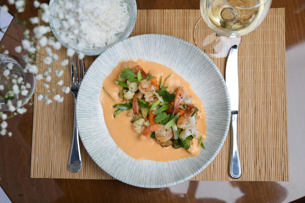 Royal Tulip Hotel & Casino, Tbilisi Luaran gambar A plate of Thai seafood chowder