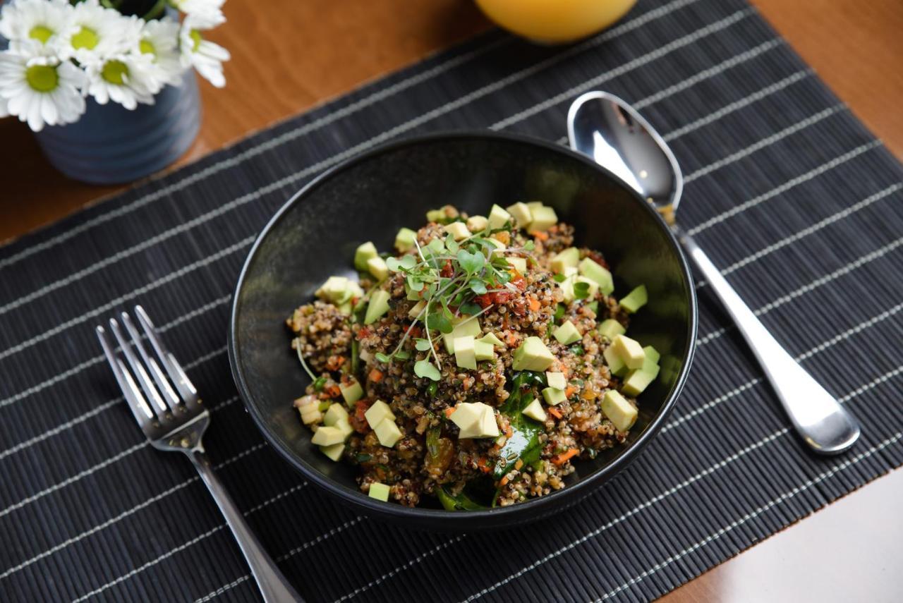 Royal Tulip Hotel & Casino, Tbilisi Luaran gambar Quinoa salad with avocado