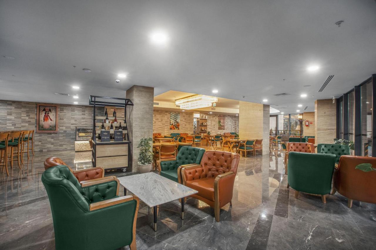 Royal Tulip Hotel & Casino, Tbilisi Luaran gambar The lounge at the airport