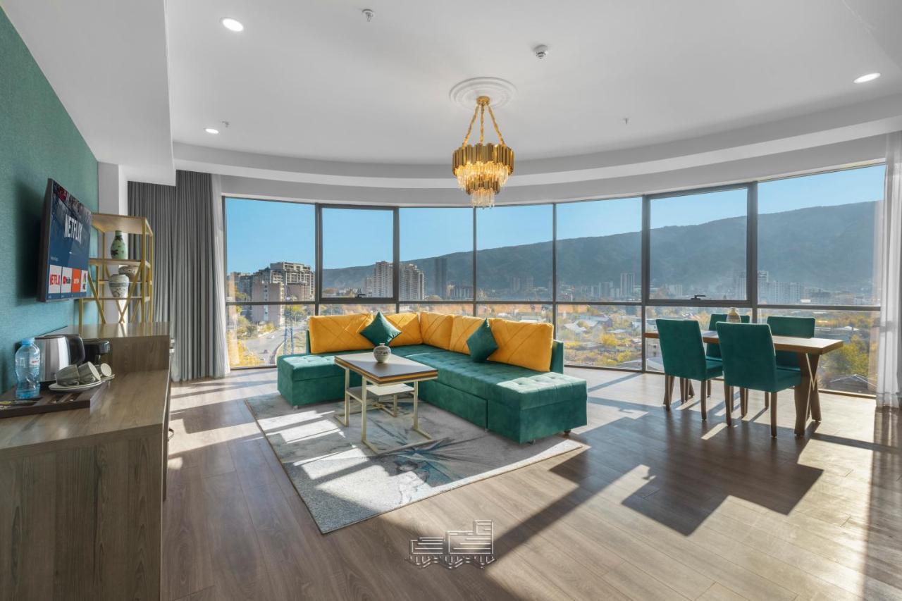 Royal Tulip Hotel & Casino, Tbilisi Luaran gambar A living room in a modern apartment