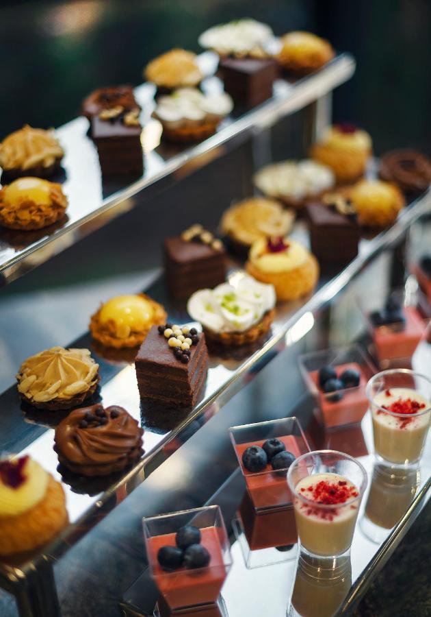 Royal Tulip Hotel & Casino, Tbilisi Luaran gambar A selection of petit fours