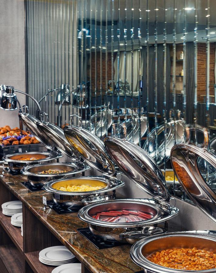Royal Tulip Hotel & Casino, Tbilisi Luaran gambar A buffet at a hotel