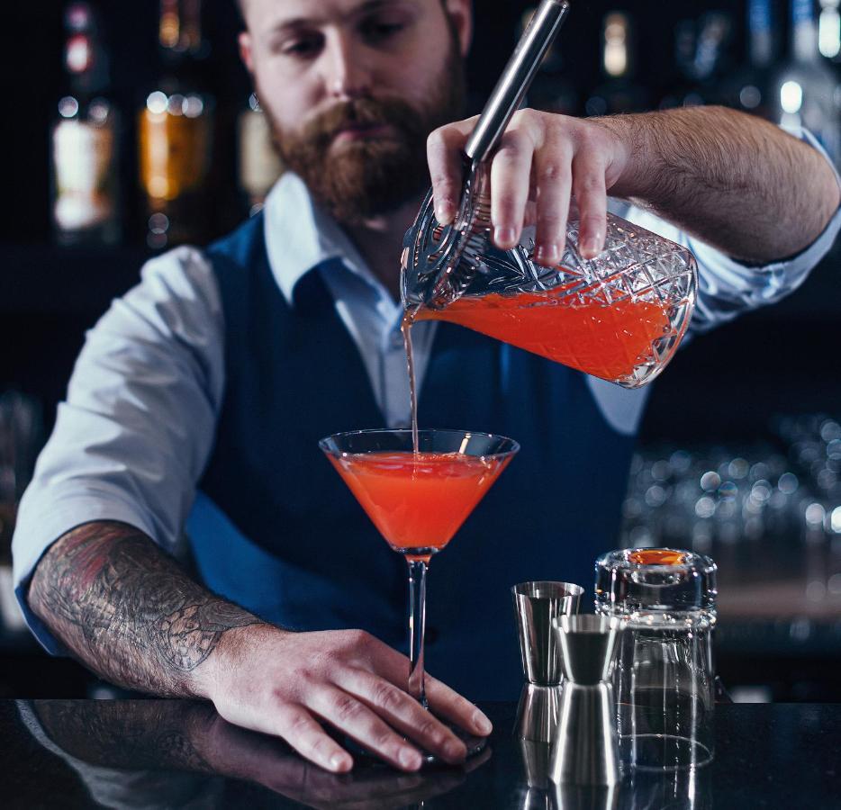 Royal Tulip Hotel & Casino, Tbilisi Luaran gambar A bartender preparing a cocktail